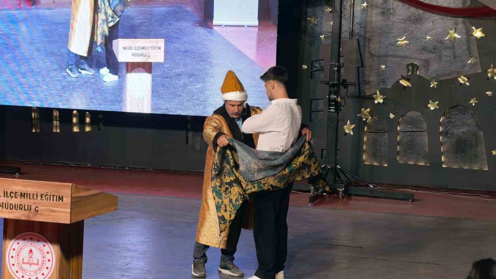 1100 yil onceki gelenekle mezun oldular 3