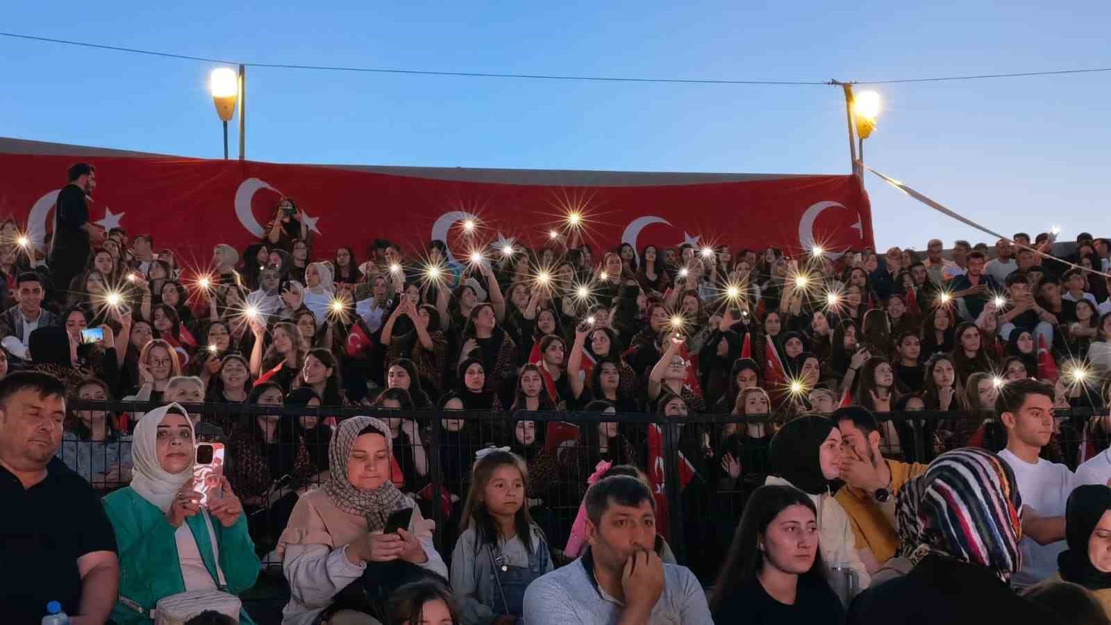 1100 yil onceki gelenekle mezun oldular 5 u14m3kLk