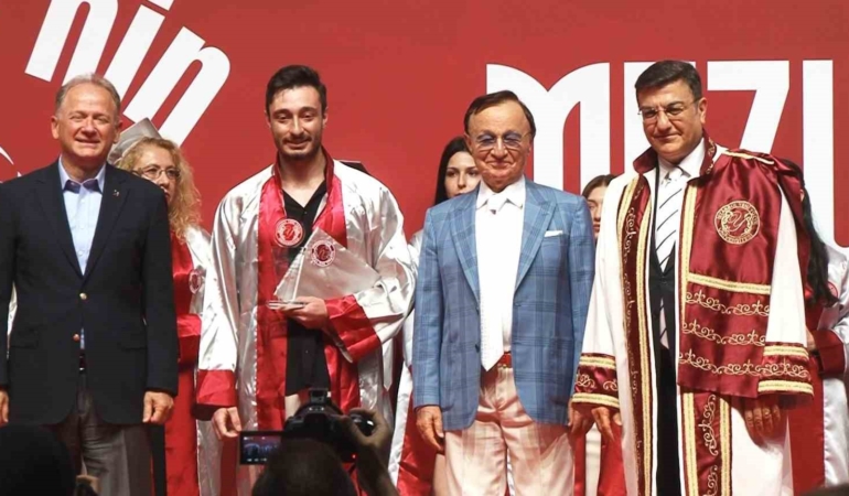 115-ulkeden-ogrencisi-bulunan-universitede-3-bin-40-mezun-sevinci-3YuShqDu.jpg