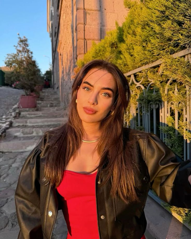 Uzak Şehir’de İpek karakterine hayat veren Çağla Şimşek, Harper’s Bazaar Woman of the Year 2025 gecesinde adeta parladı.