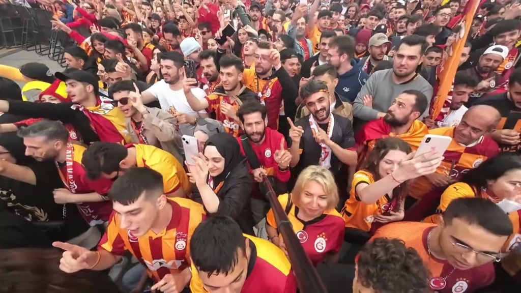 Galatasaray marşını yasemin sakallıoğlu mu yazdı?