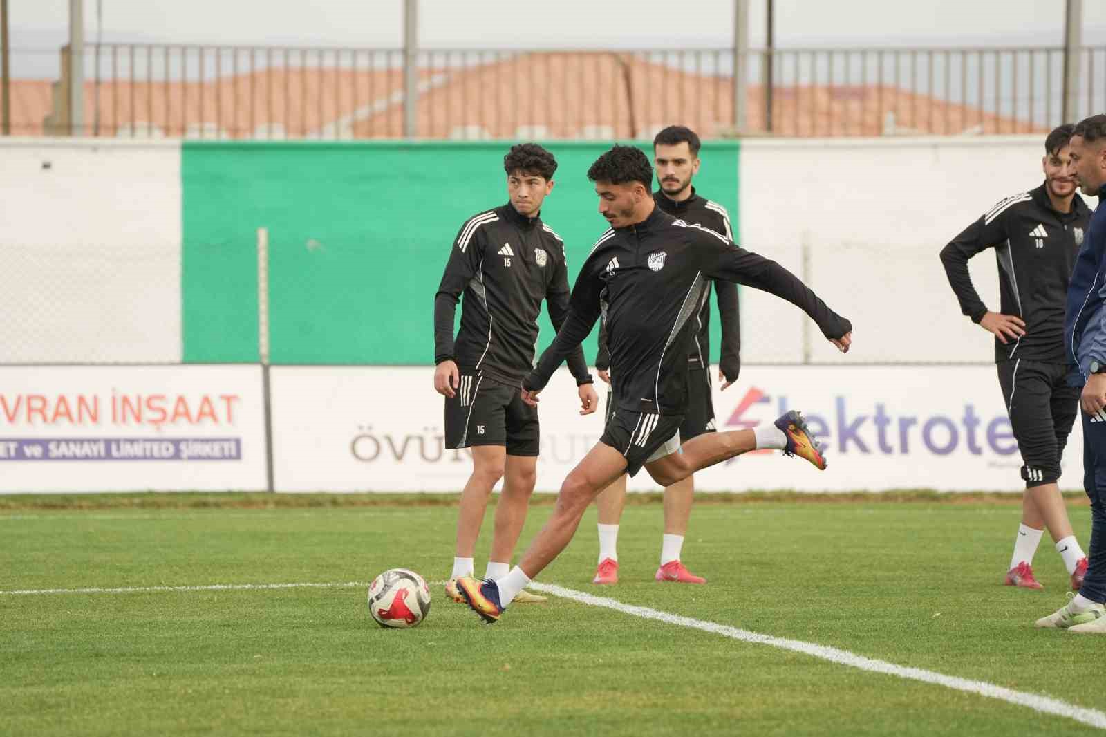 12 Bingölspor şampiyonluk yolunda emin adımlarla ilerliyor 7 12 bingolspor sampiyonluk yolunda emin adimlarla ilerliyor 3 JDEpgBX8