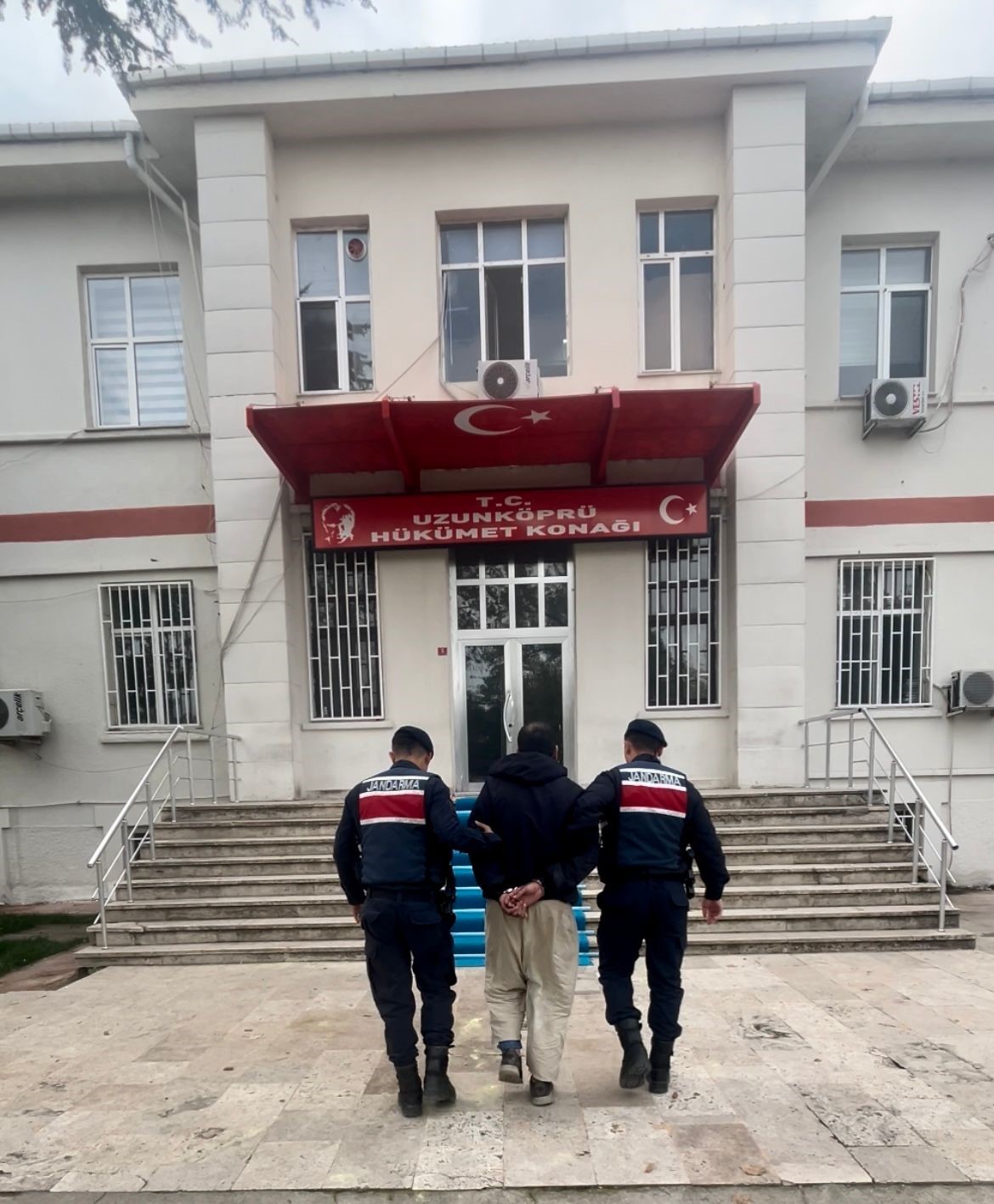 12 buçuk yıl cezası bulunan Afgan hükümlü, yurt dışına kaçamadan yakalandı 4 12 bucuk yil cezasi bulunan afgan hukumlu yurt disina kacamadan yakalandi 0 b76tU2Vv