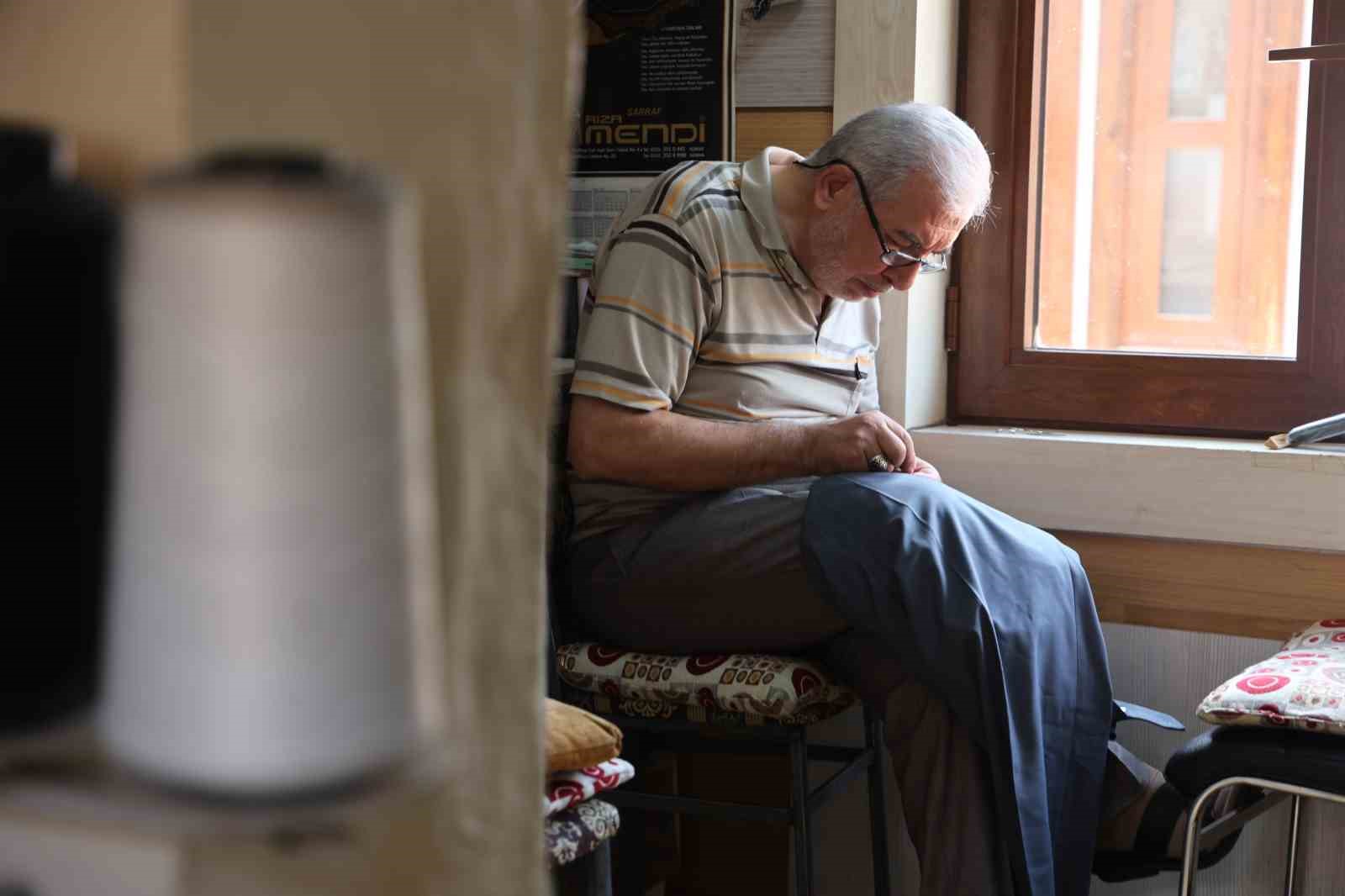12 metrekarelik dukkanda igne ile dokuyarak gecen omur 1 XIZsvtRj