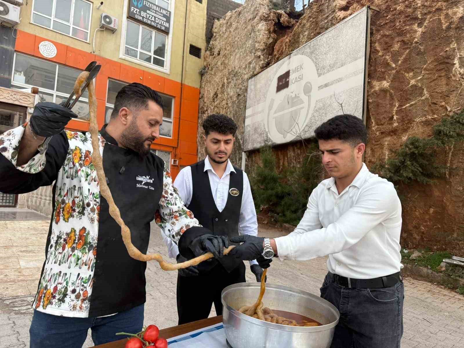 12 metrelik mumbar dolmasiyla mardin mutfagina dikkat cektiler 3 YQ7aJ5Am