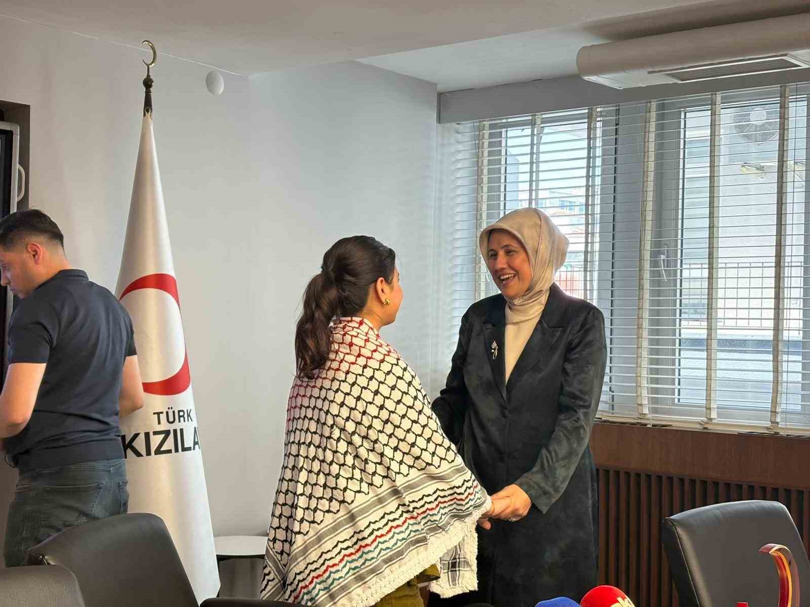 12 yaşındaki Gazzeli Renad: "Bir devlet yanımızda durdu, onlara çok müteşekkiriz" 5 12 yasindaki gazzeli renad bir devlet yanimizda durdu onlara cok mutesekkiriz 1 cmdACaR1