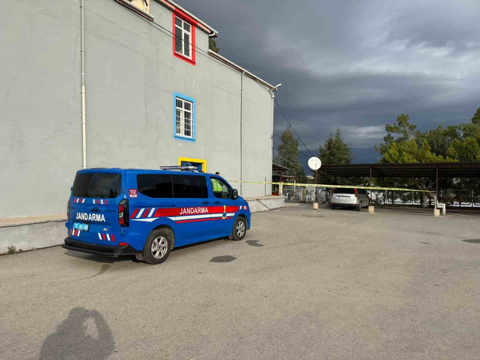 12 yasindaki ogrenci okul mudurunu vurdu o anlar kamerada 1 NSCsmkkT