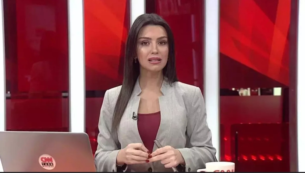 Burçak Bozkuş Kimdir? Canlı Yayında Annesinden Gelen Mesajlarla Gündeme Oturan Spiker Hakkında Merak Edilenler 6 Burçak Bozkuş Kimdir, Kaç Yaşında?