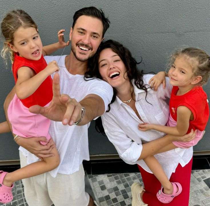  Pelin Akil ve Anıl Altan’dan Porto’da Sürpriz Aile Kareleri”
