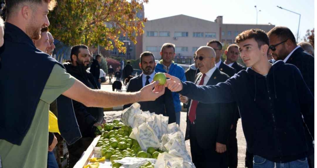 Rüyada Yeşil Elma Dağıtmak Ne Anlama Gelir?