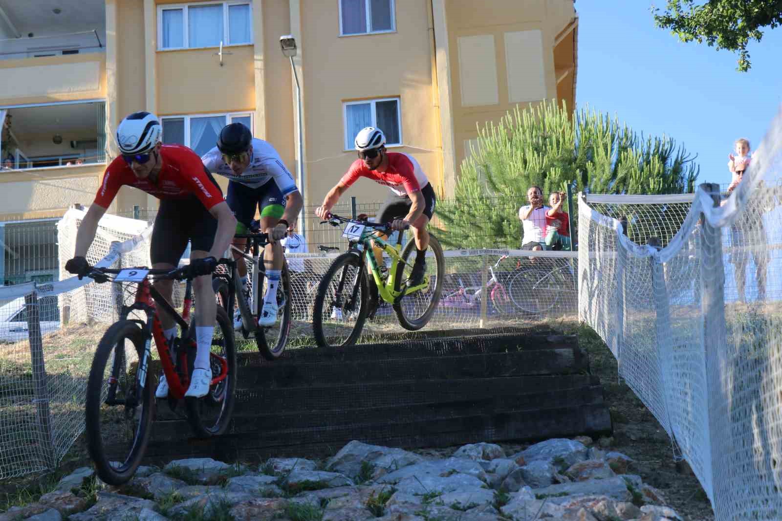 13 ülkeden 50 sporcu dünyanın en iyisi olmak için pedal çevirdi 6 13 ulkeden 50 sporcu dunyanin en iyisi olmak icin pedal cevirdi 2