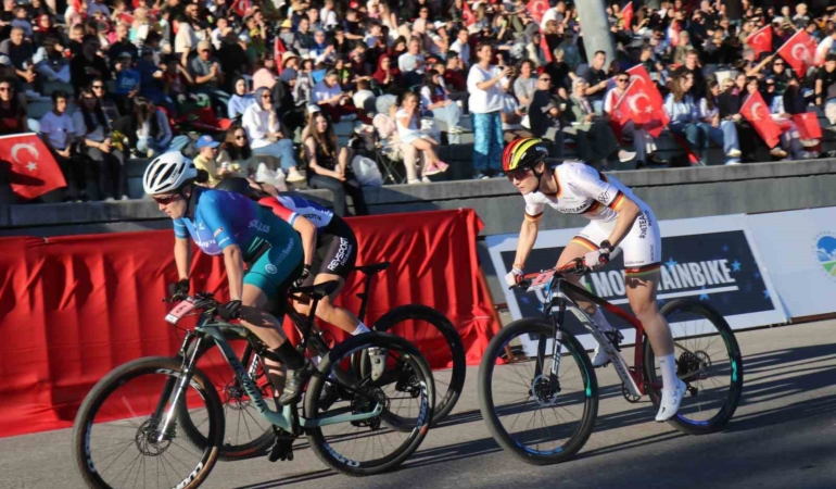 13-ulkeden-50-sporcu-dunyanin-en-iyisi-olmak-icin-pedal-cevirdi-mhnfff9O.jpg