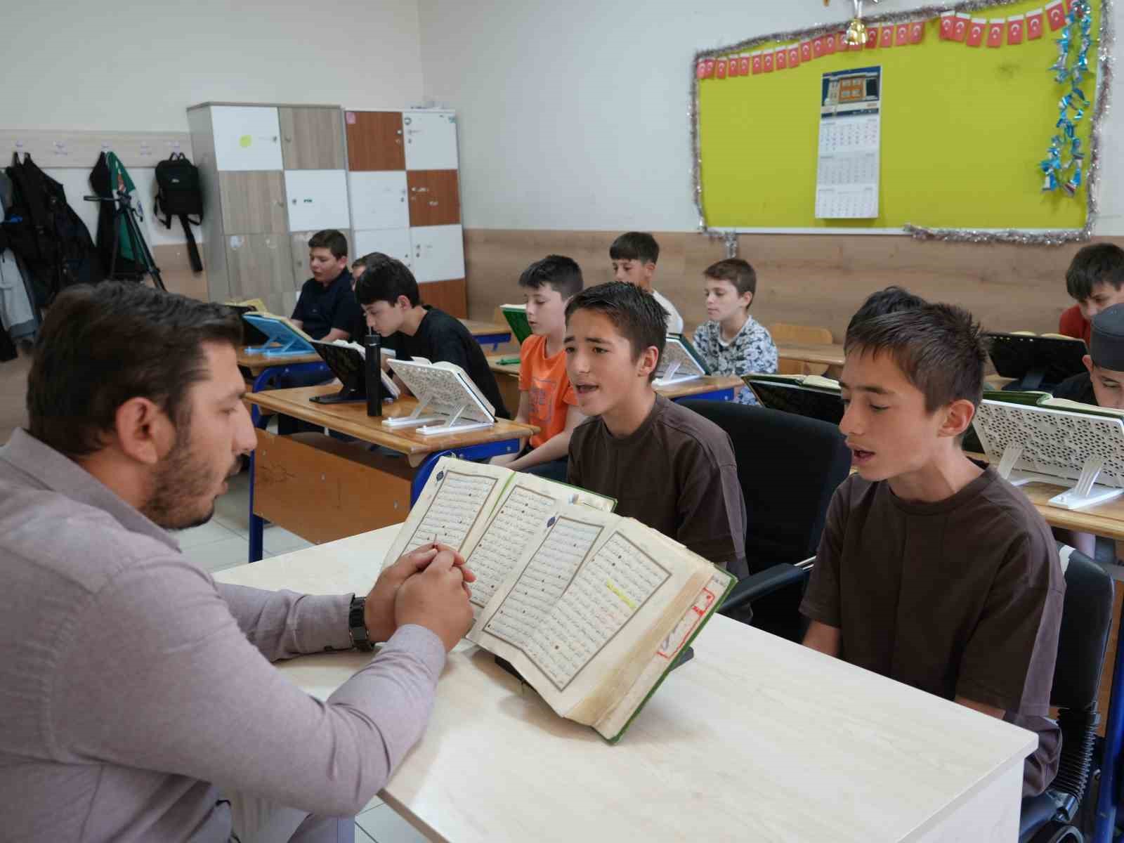 13 yaşındaki ikiz kardeşler birlikte Kur’an-ı Kerim’i ezberleyerek hafız oldu 4 13 yasindaki ikiz kardesler birlikte kuran i kerimi ezberleyerek hafiz oldu 0 WpNPNjpk