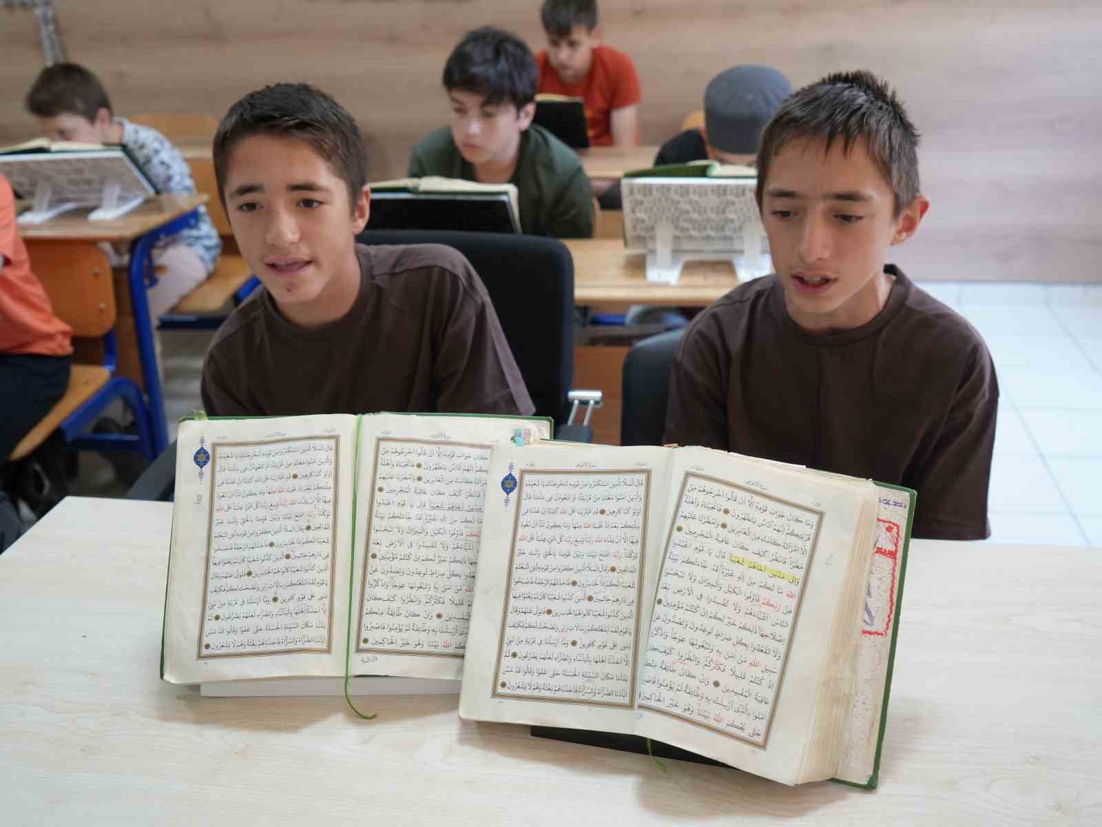 13 yaşındaki ikiz kardeşler birlikte Kur’an-ı Kerim’i ezberleyerek hafız oldu 5 13 yasindaki ikiz kardesler birlikte kuran i kerimi ezberleyerek hafiz oldu 1 Ya4tFX7W