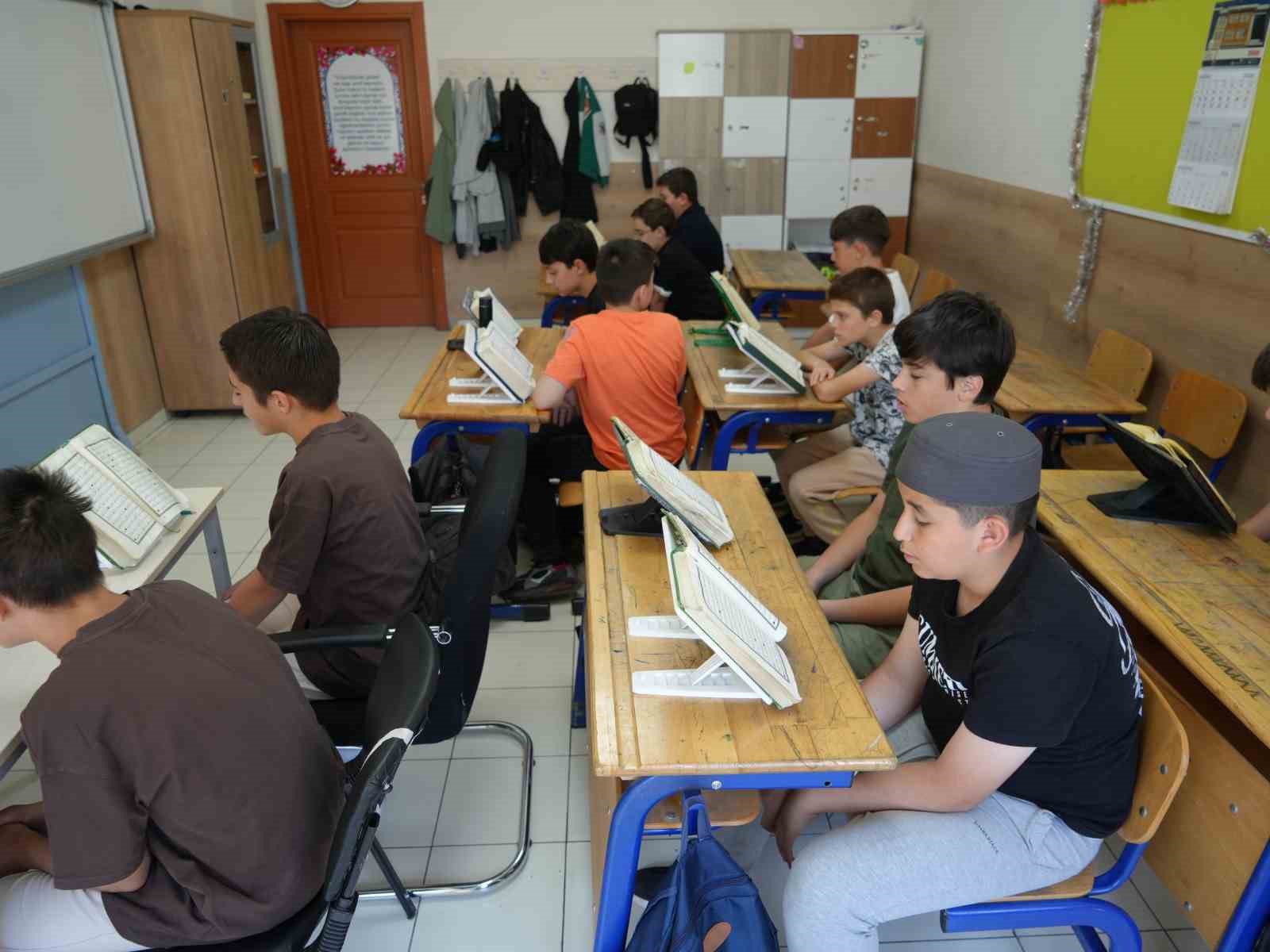 13 yaşındaki ikiz kardeşler birlikte Kur’an-ı Kerim’i ezberleyerek hafız oldu 7 13 yasindaki ikiz kardesler birlikte kuran i kerimi ezberleyerek hafiz oldu 3 aFhMmVnw