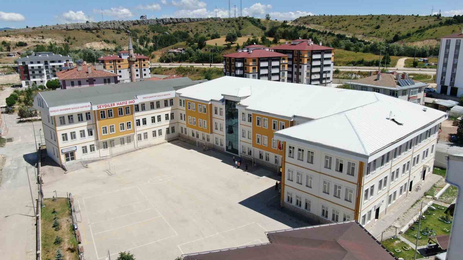 13 yaşındaki ikiz kardeşler birlikte Kur’an-ı Kerim’i ezberleyerek hafız oldu 9 13 yasindaki ikiz kardesler birlikte kuran i kerimi ezberleyerek hafiz oldu 5 VbGcyYVC