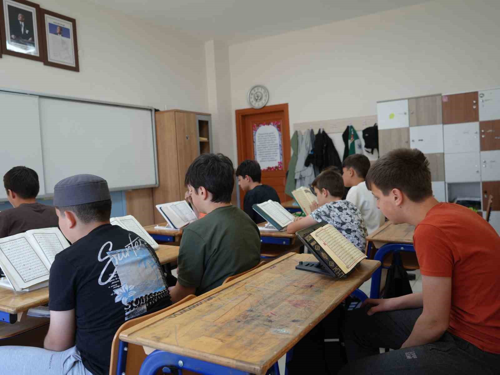 13 yaşındaki ikiz kardeşler birlikte Kur’an-ı Kerim’i ezberleyerek hafız oldu 10 13 yasindaki ikiz kardesler birlikte kuran i kerimi ezberleyerek hafiz oldu 6