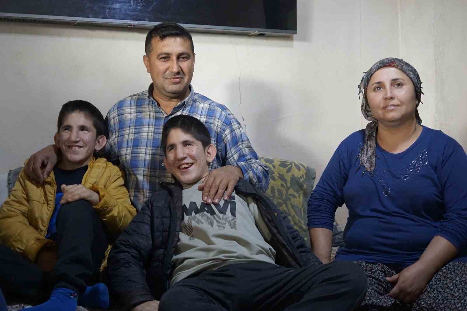 13 yasindaki ikizler kromozom 4q delesyon sendromu ile mucadele ediyor 0 Lb52pniR