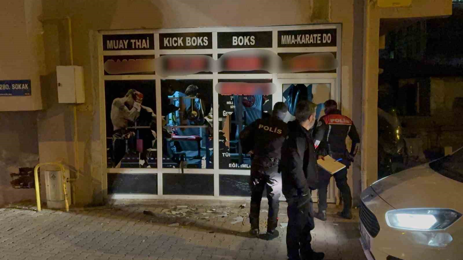 13 yaşındaki kız çocuğuna taciz iddiasıyla spor salonunun camlarını kırdılar 4 13 yasindaki kiz cocuguna taciz iddiasiyla spor salonunun camlarini kirdilar 0 pFZymfrr