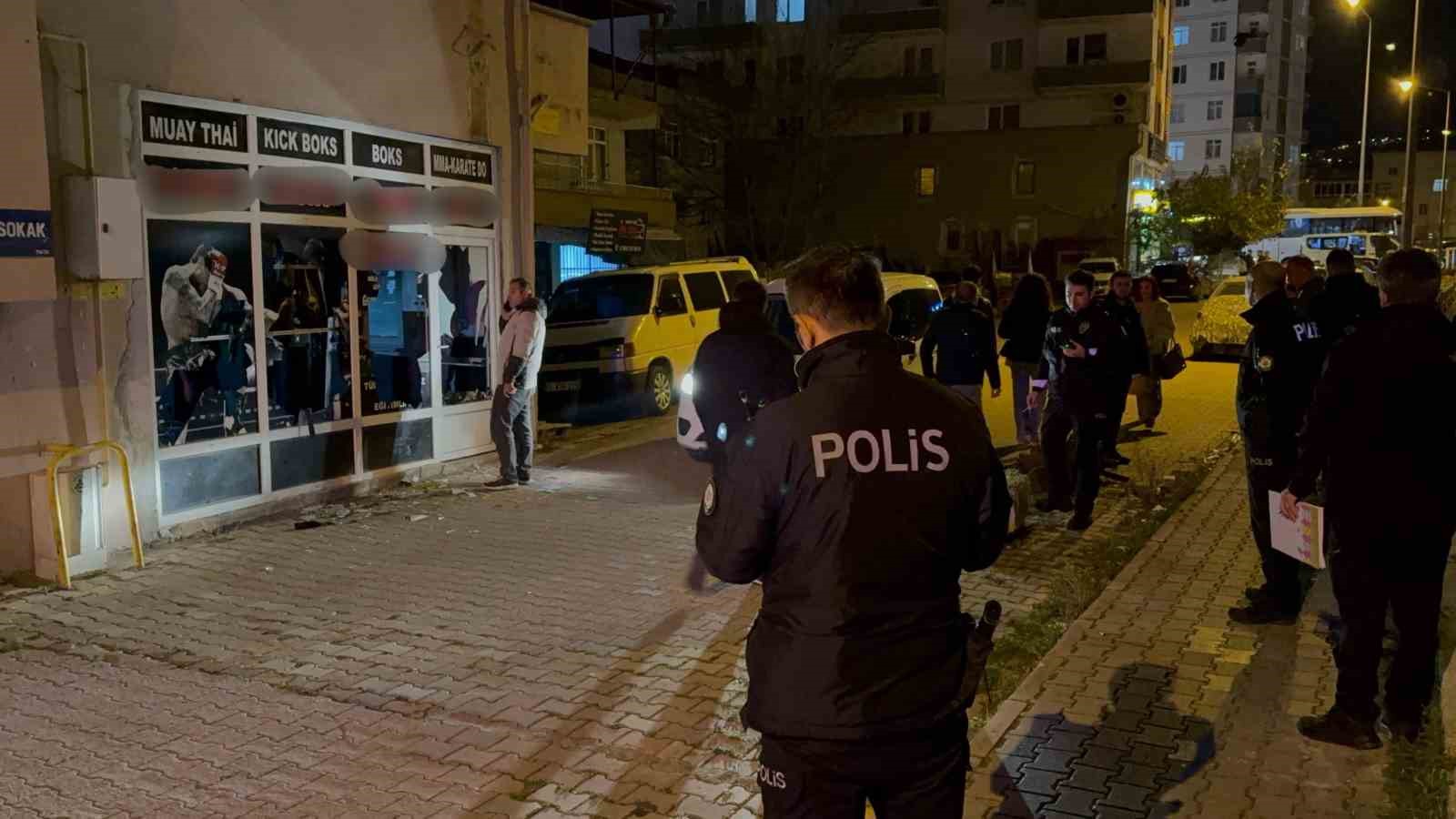 13 yaşındaki kız çocuğuna taciz iddiasıyla spor salonunun camlarını kırdılar 5 13 yasindaki kiz cocuguna taciz iddiasiyla spor salonunun camlarini kirdilar 1 5GF1u5Ff