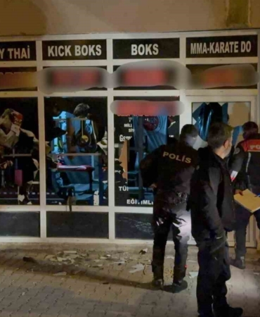 13-yasindaki-kiz-cocuguna-taciz-iddiasiyla-spor-salonunun-camlarini-kirdilar-gNkk24OW.jpg