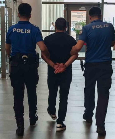 13-yil-hapis-cezasiyla-aranan-sahis-havalimaninda-yakalandi-p9XnnZmd.jpg