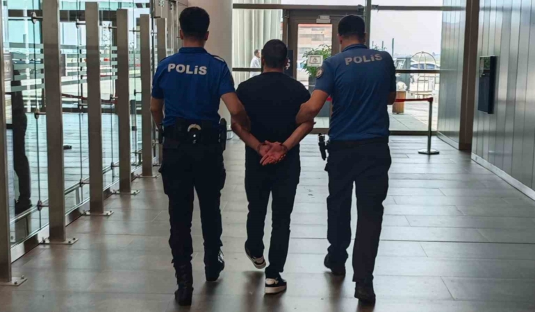 13-yil-hapis-cezasiyla-aranan-sahis-havalimaninda-yakalandi-p9XnnZmd.jpg
