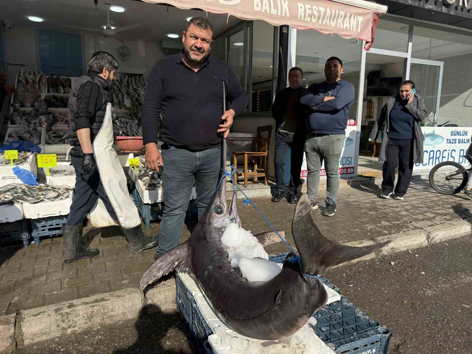 138 kiloluk kilic baligi ilgi odagi oldu 0 TDYSLtyG