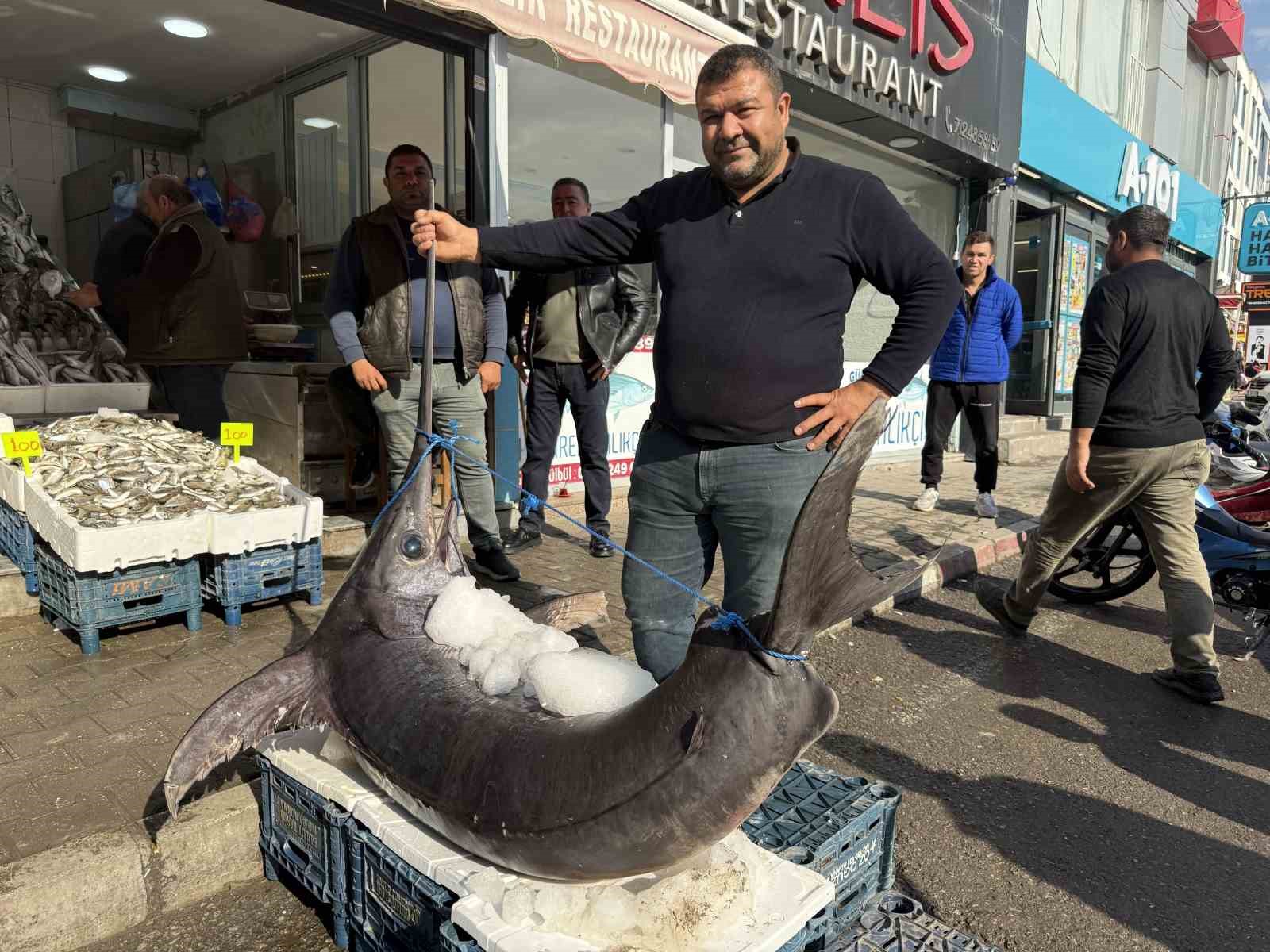 138 kiloluk kilic baligi ilgi odagi oldu 1 AOs7YtQh