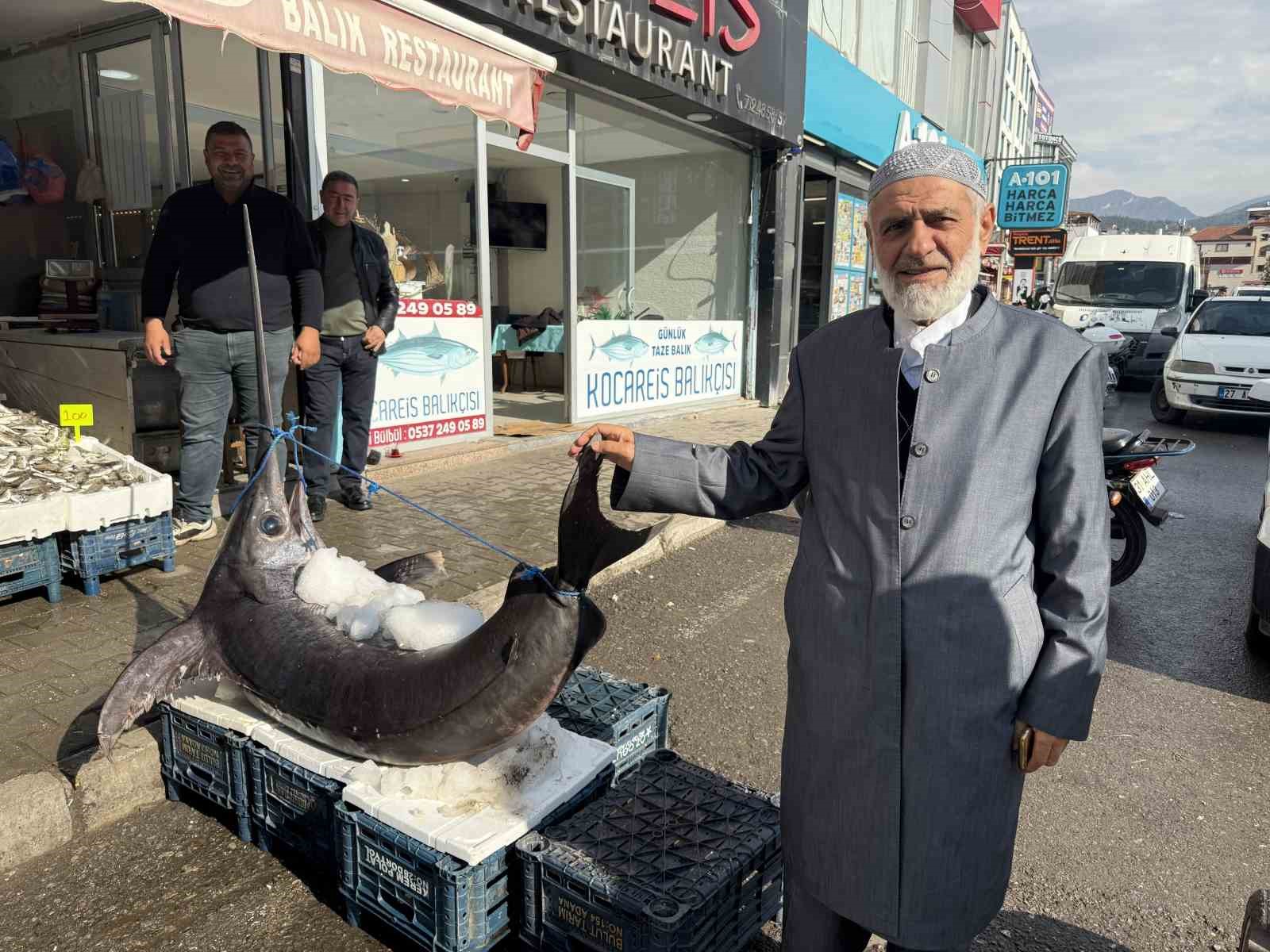 138 kiloluk kilic baligi ilgi odagi oldu 3 vdNaT2O3
