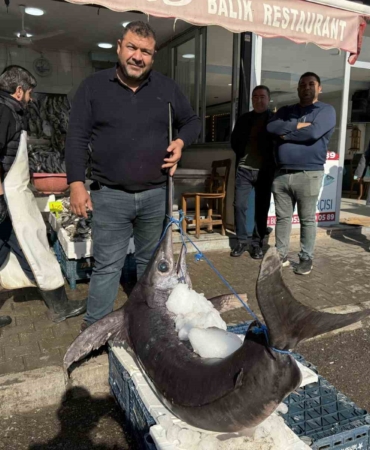 138-kiloluk-kilic-baligi-ilgi-odagi-oldu-tVPpbbyb.jpg