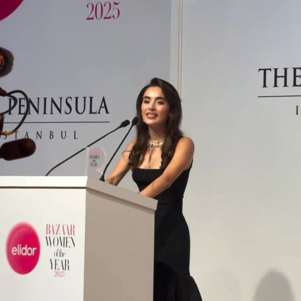 Uzak Şehir’de İpek karakterine hayat veren Çağla Şimşek, Harper’s Bazaar Woman of the Year 2025 gecesinde adeta parladı.