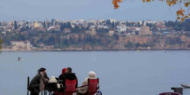 14-ilde-sari-kod-uyarisi-verilirken-antalyada-bahar-havasi-yasandi-TTbJ4gB3.jpg