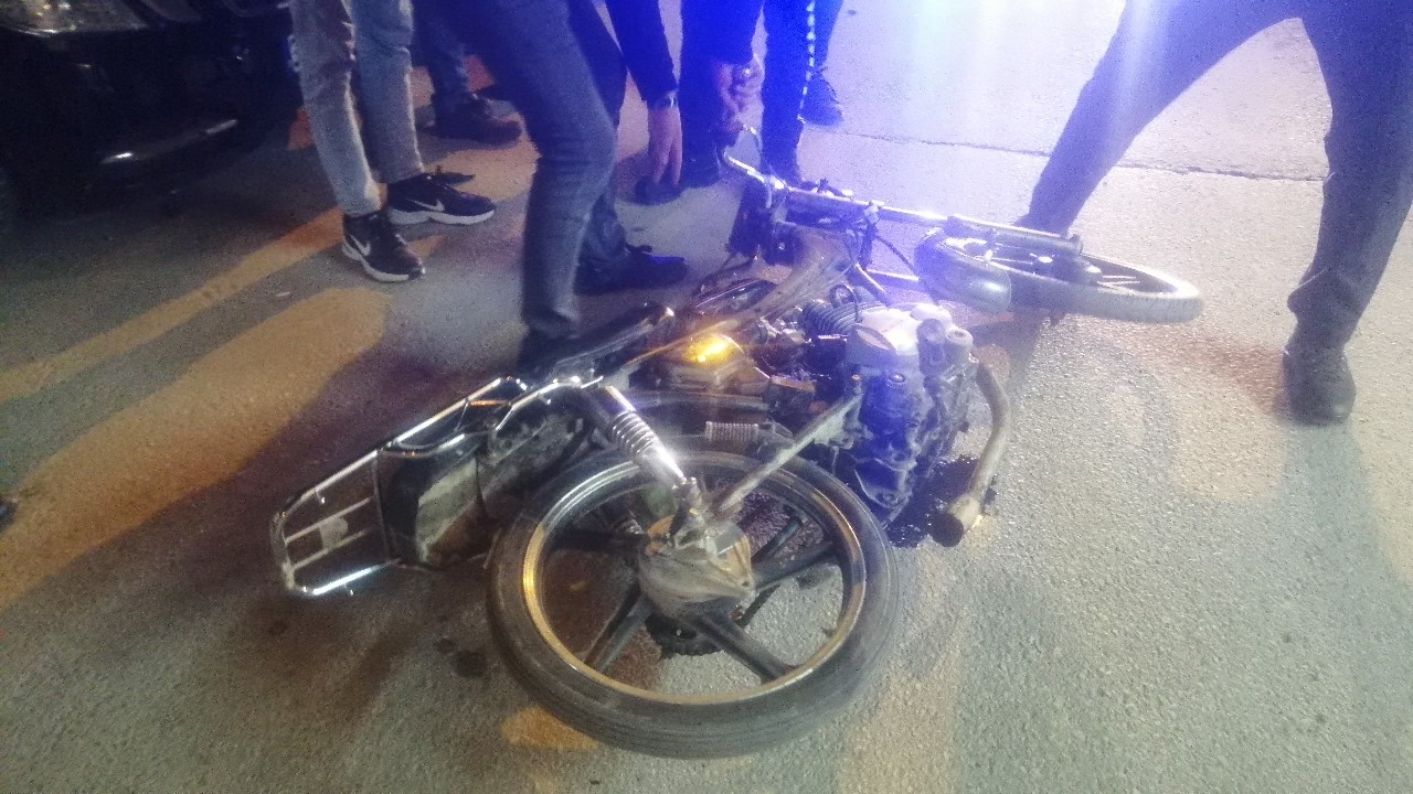 14 yaşındaki motosiklet sürücüsünün akrobasi tutkusu kazaya neden oldu: 2 yaralı 4 14 yasindaki motosiklet surucusunun akrobasi tutkusu kazaya neden oldu 2 yarali 0 eJr3wAPM