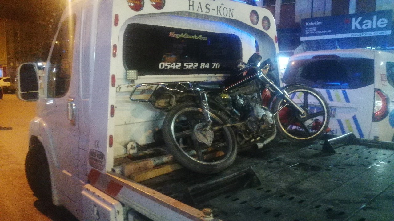 14 yaşındaki motosiklet sürücüsünün akrobasi tutkusu kazaya neden oldu: 2 yaralı 5 14 yasindaki motosiklet surucusunun akrobasi tutkusu kazaya neden oldu 2 yarali 1 7JWEFw5T