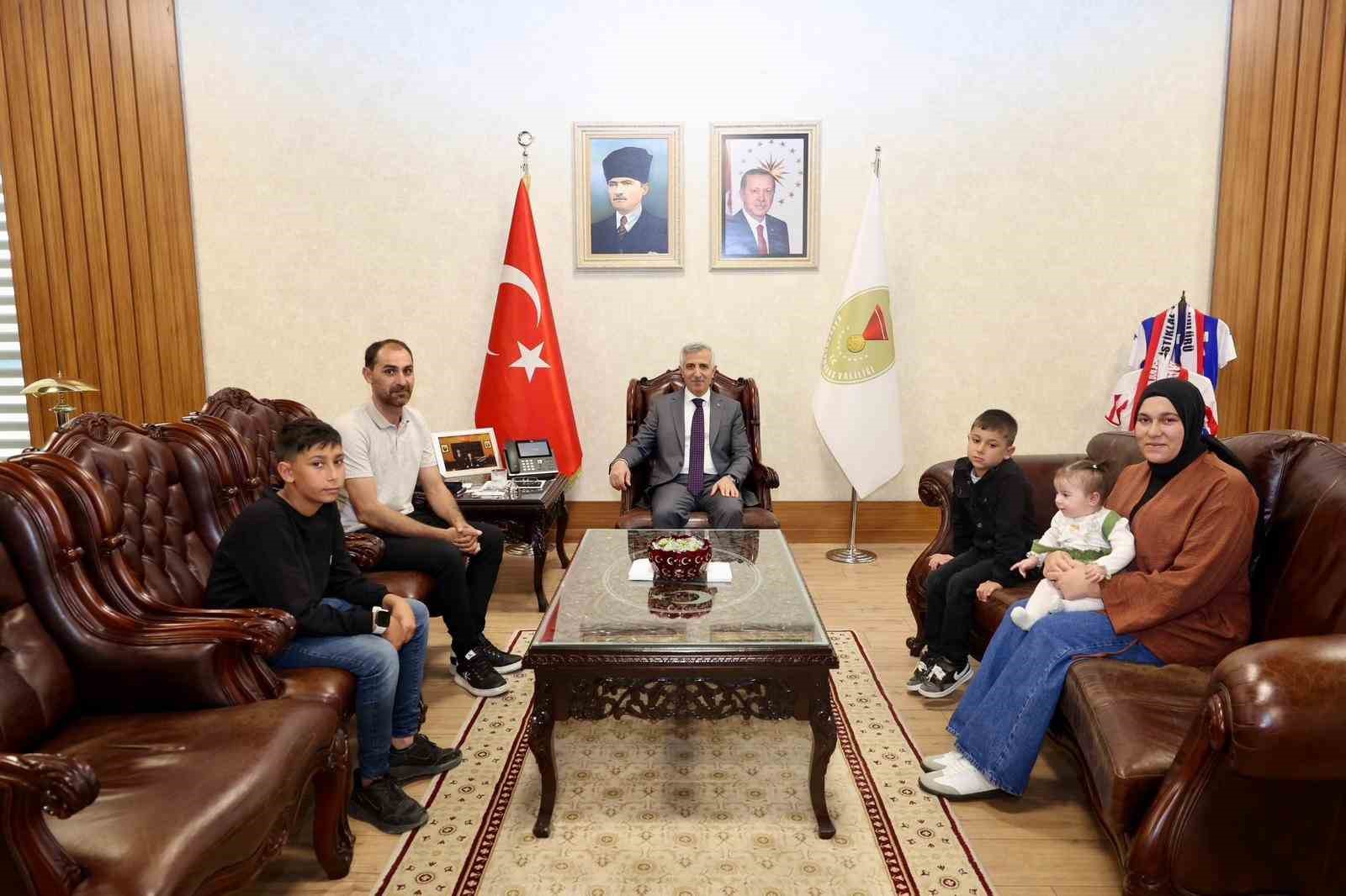 14 yasindaki yusuf yere dusen bayragi almak icin piste kostu 1 Yiyb5Wke