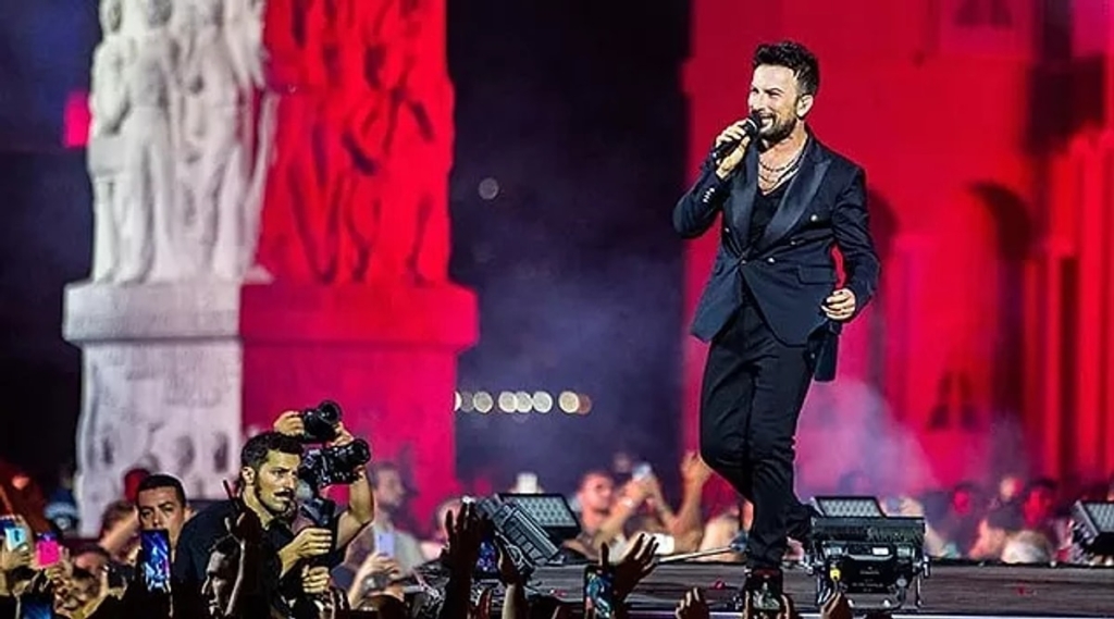Tarkan sahnede nasıl bir performans sergiliyor?