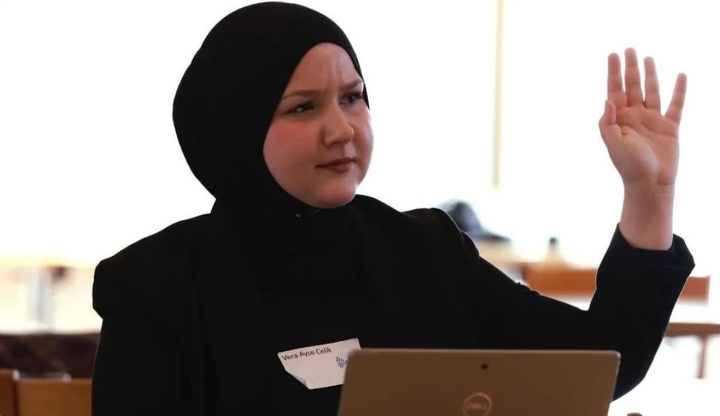 Vera Çelik hangi siyasi görüşleri savunuyor?