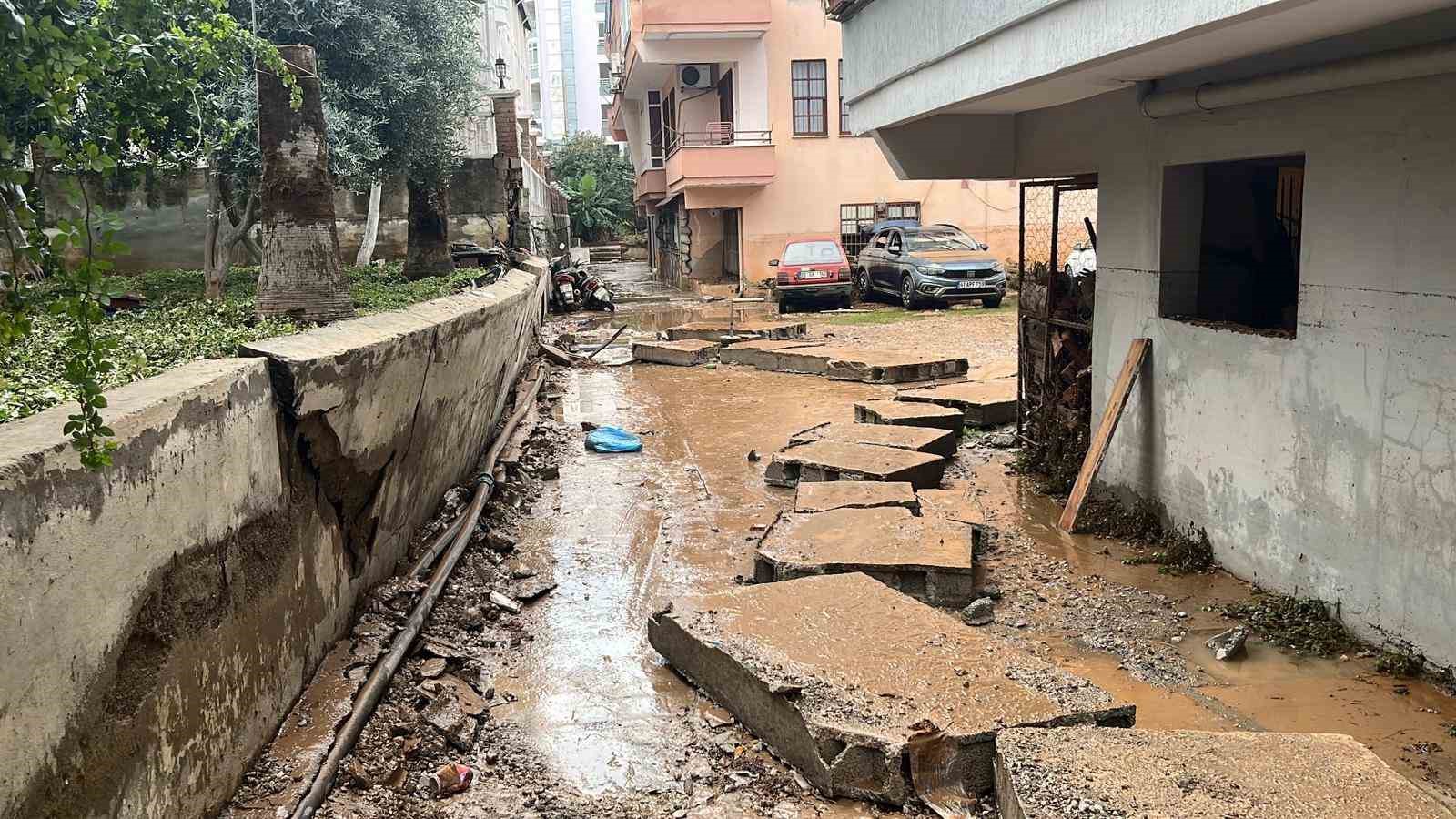 15 dakikalik yagmur alanyayi felc etti zararin boyutu ertesi gun ortaya cikti 0 KdkChQg6