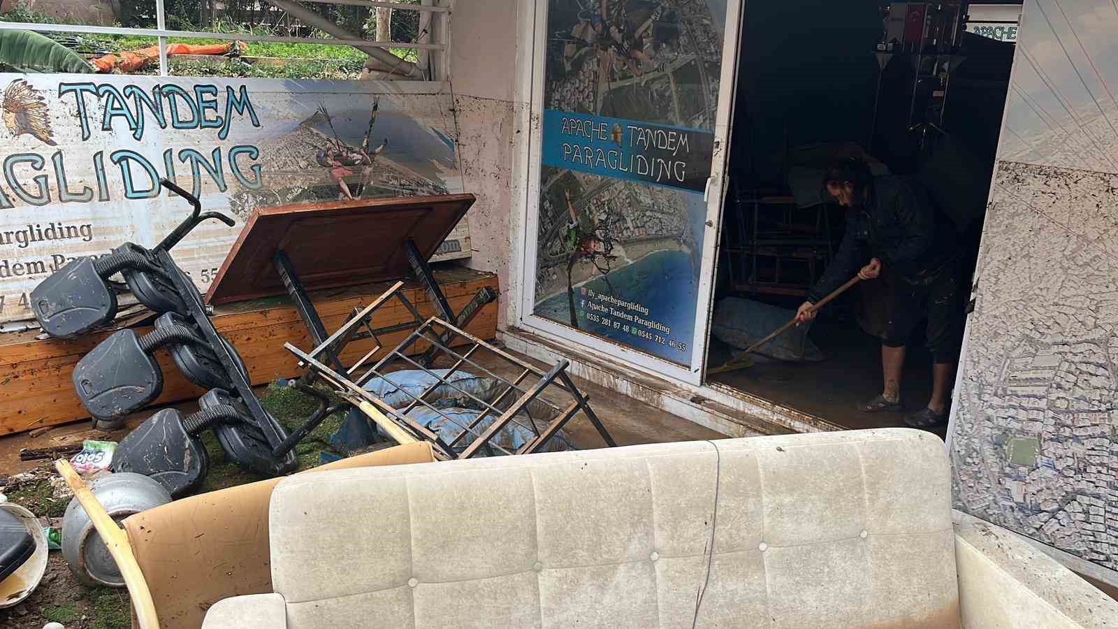 15 dakikalik yagmur alanyayi felc etti zararin boyutu ertesi gun ortaya cikti 1 12qgmMv9