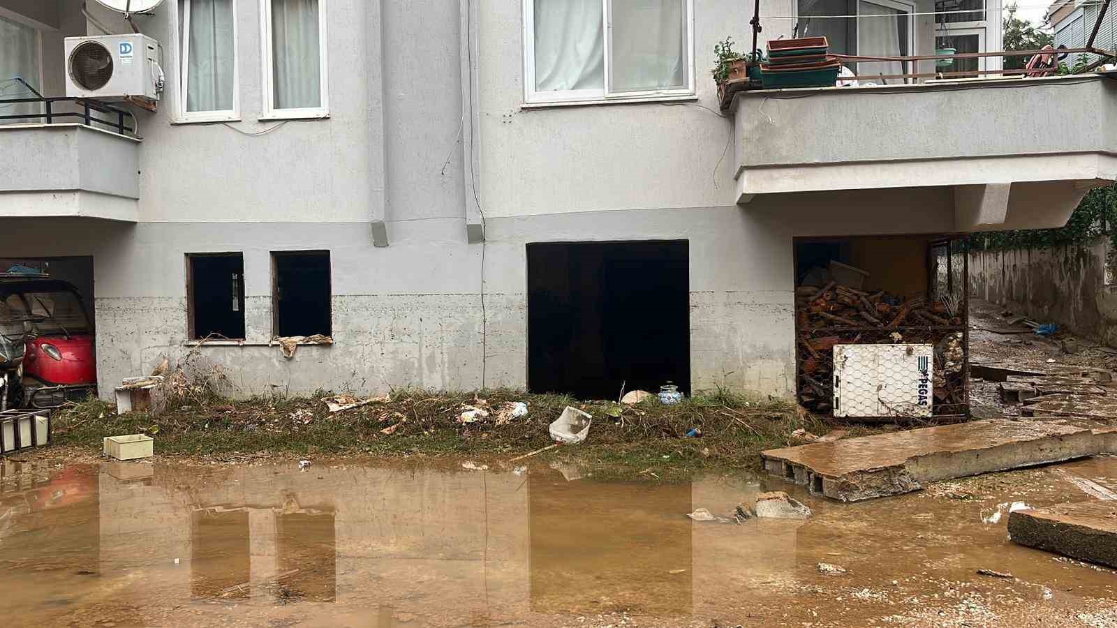 15 dakikalik yagmur alanyayi felc etti zararin boyutu ertesi gun ortaya cikti 2 XnYl2RmF