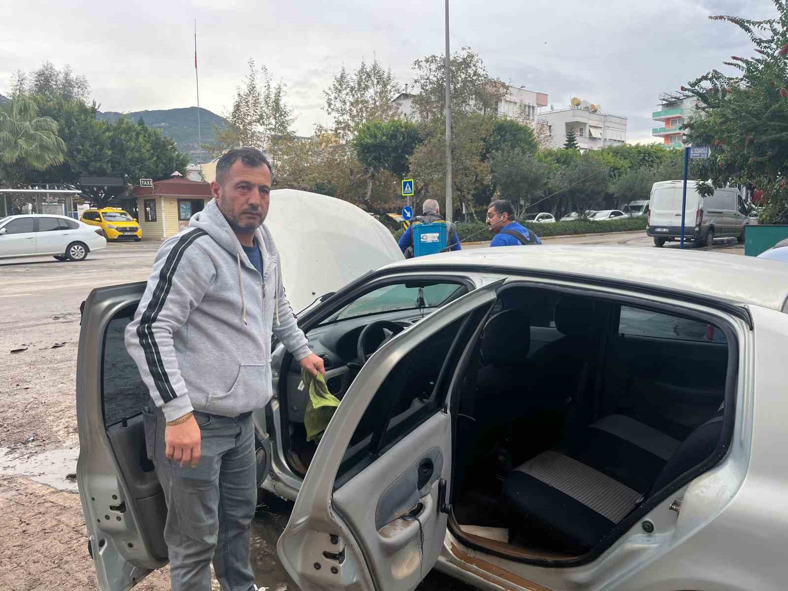 15 dakikalik yagmur alanyayi felc etti zararin boyutu ertesi gun ortaya cikti 4