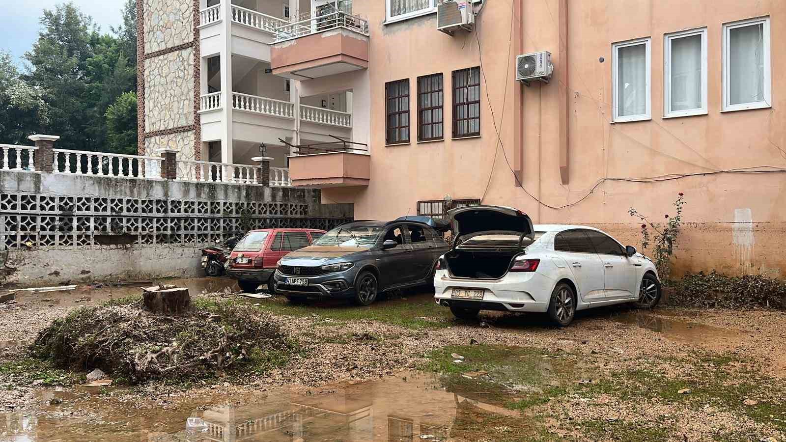 15 dakikalik yagmur alanyayi felc etti zararin boyutu ertesi gun ortaya cikti 5 Oy5dl9Ic