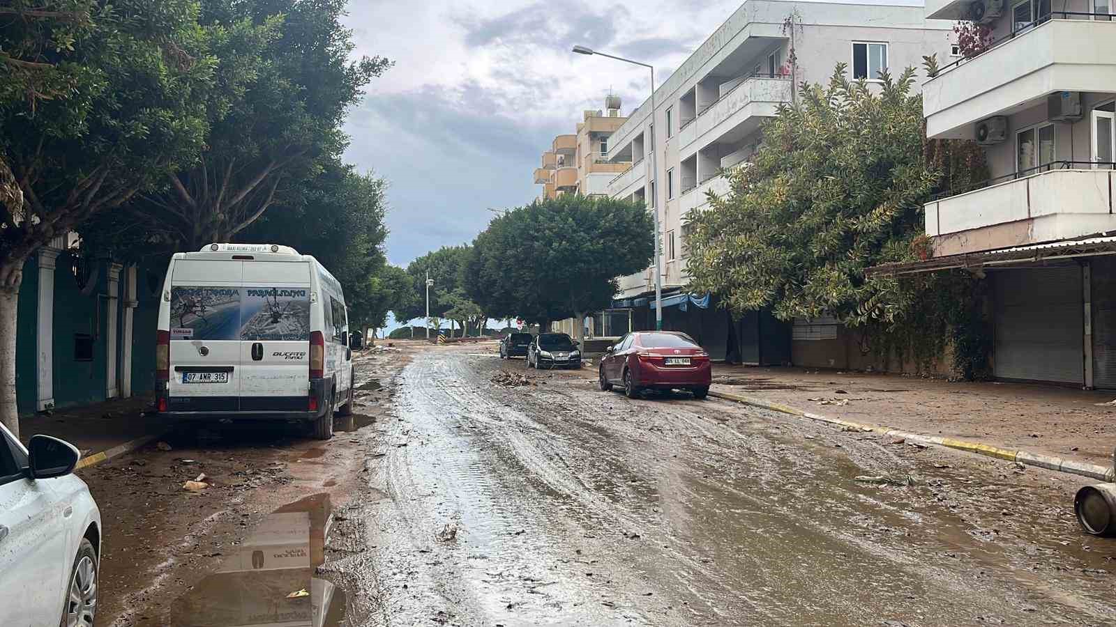 15 dakikalik yagmur alanyayi felc etti zararin boyutu ertesi gun ortaya cikti 7 KHBENG7C