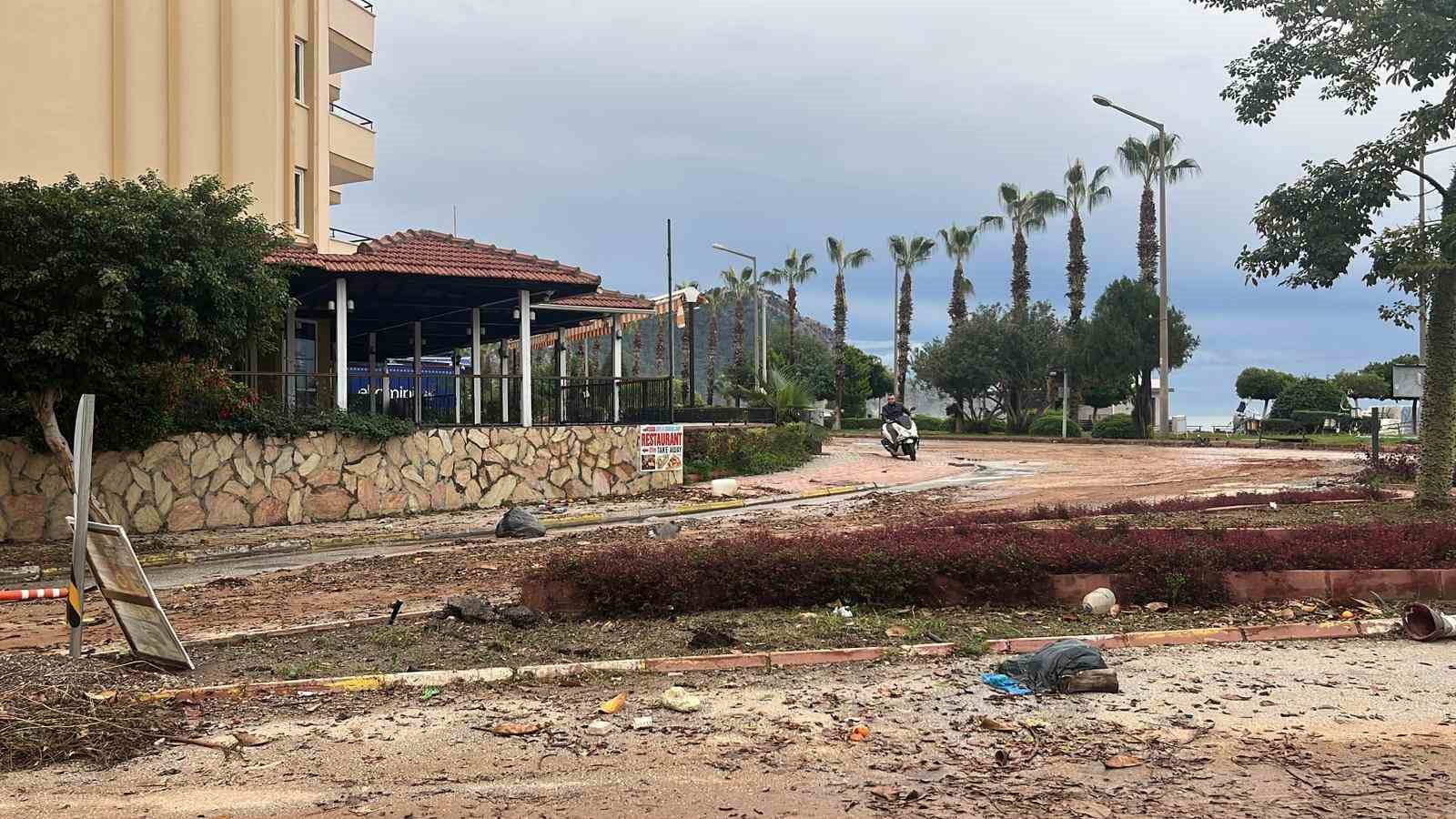 15 dakikalik yagmur alanyayi felc etti zararin boyutu ertesi gun ortaya cikti 8 JbJkOhGq