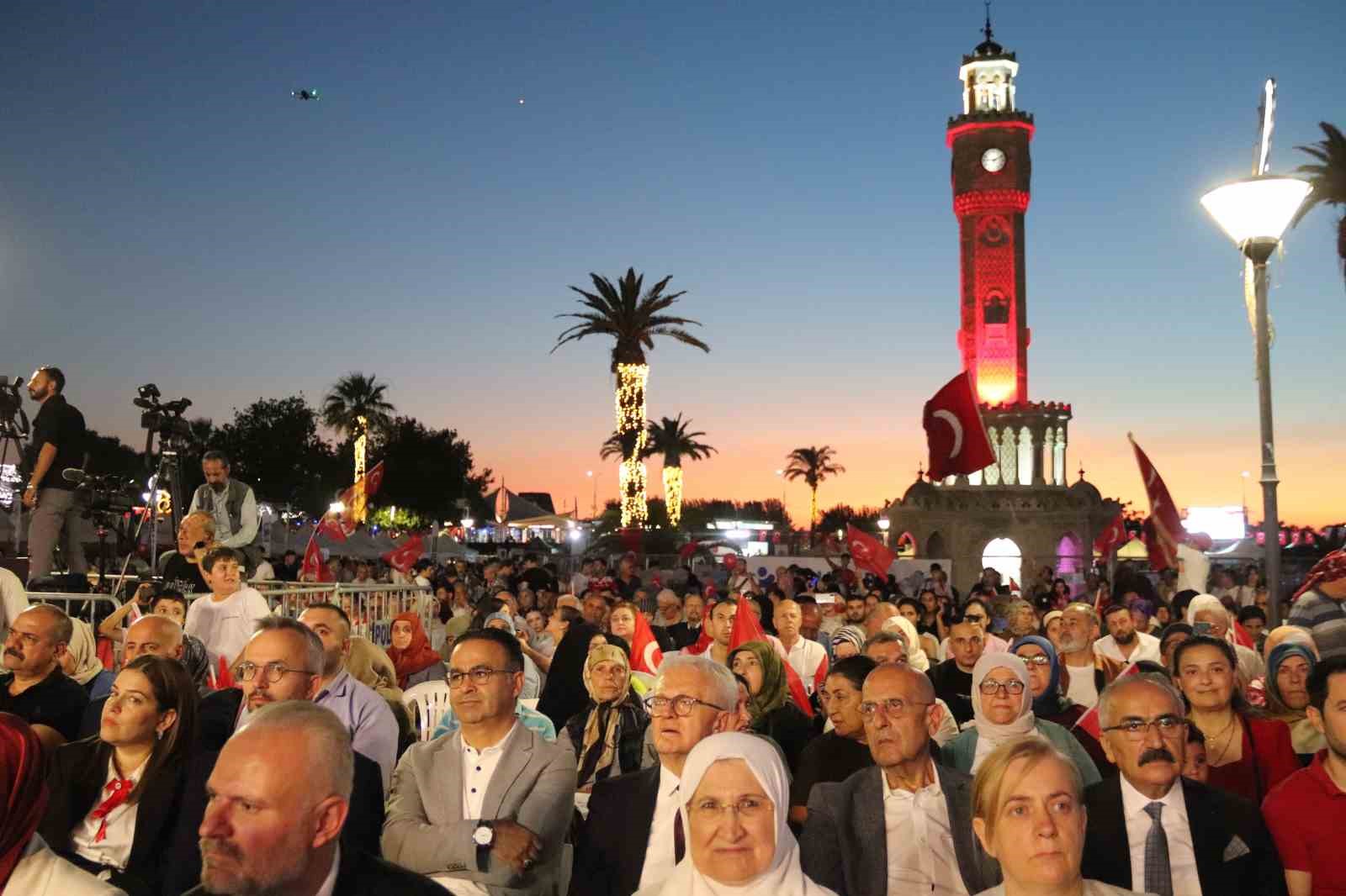 15 Temmuz Demokrasi ve Milli Birlik Günü’nde binlerce İzmirli tek yürek oldu 7 15 temmuz demokrasi ve milli birlik gununde binlerce izmirli tek yurek oldu 3 jZHuawme