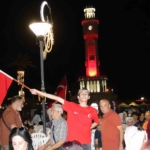 15-temmuz-demokrasi-ve-milli-birlik-gununde-binlerce-izmirli-tek-yurek-oldu-XGZKHWFc.jpg