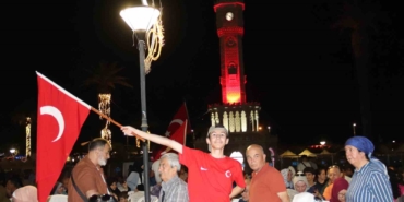 15-temmuz-demokrasi-ve-milli-birlik-gununde-binlerce-izmirli-tek-yurek-oldu-XGZKHWFc.jpg
