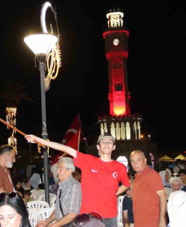15-temmuz-demokrasi-ve-milli-birlik-gununde-binlerce-izmirli-tek-yurek-oldu-XGZKHWFc.jpg