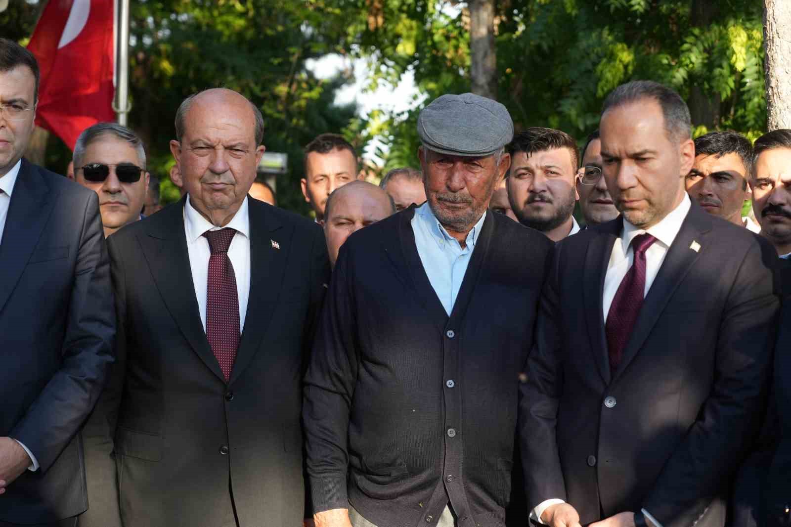 15 Temmuz Kahramanı Şehit Ömer Halisdemir kabri başında törenle anıldı 4 15 temmuz kahramani sehit omer halisdemir kabri basinda torenle anildi 0 zKG6FOev